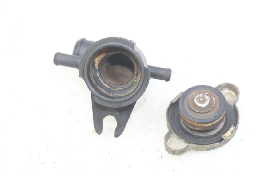 photo de BOUCHON RADIATEUR HONDA FES PANTHEON 2T 125 (1998 - 2002) - Gros plan technique