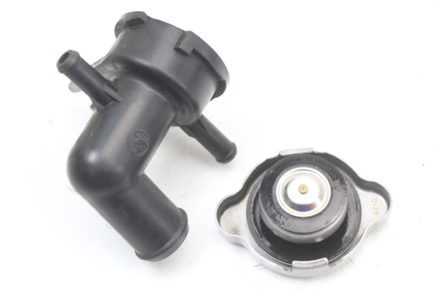 photo de BOUCHON RADIATEUR HONDA FJS SILVER WING SILVERWING 400 (2005 - 2008) - Autre angle de vue