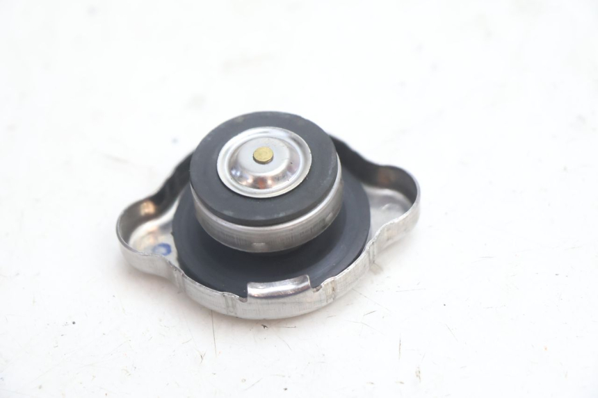 photo de BOUCHON RADIATEUR KYMCO GRAND DINK 125 (2008 - 2014) - Autre angle de vue