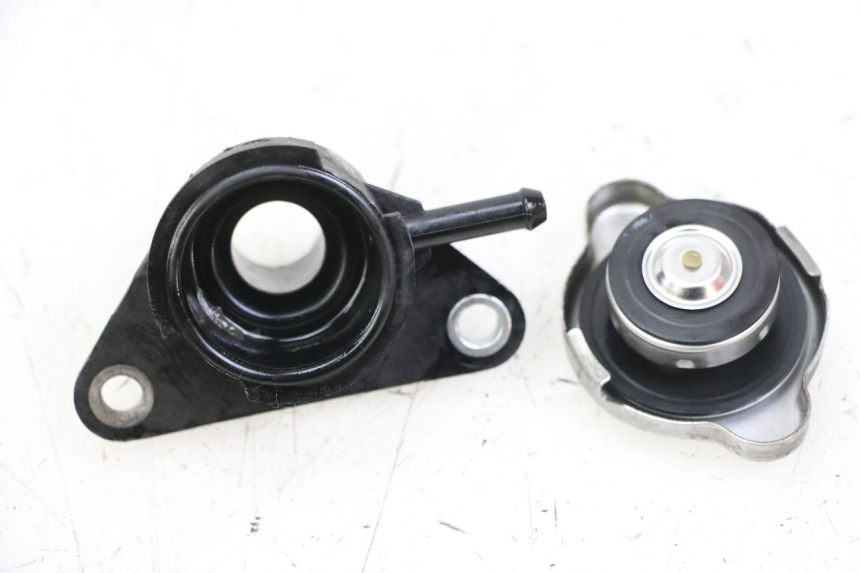 photo de BOUCHON RADIATEUR SUZUKI BURGMAN 125 (2015 - 2017) - Vue principale