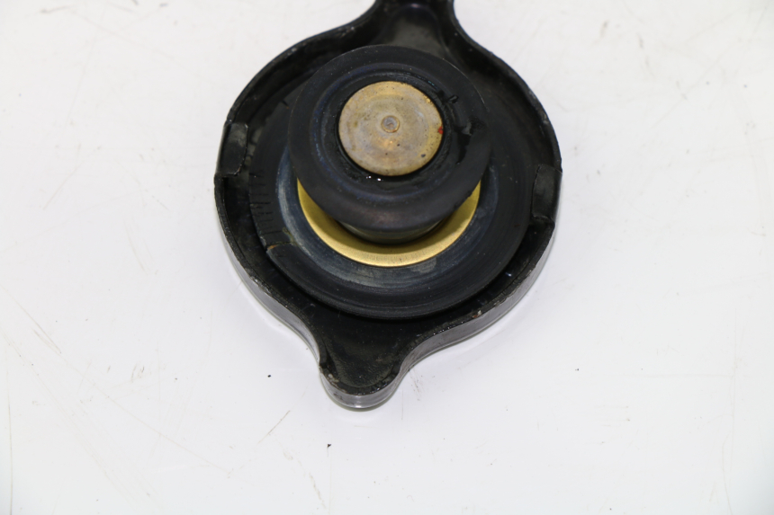 photo de BOUCHON RADIATEUR SUZUKI UH BURGMAN 125 (2002 - 2006) - Zoom état d’usage