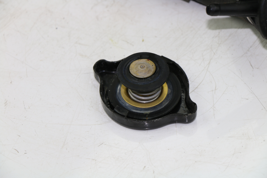 photo de BOUCHON RADIATEUR SUZUKI UH BURGMAN 125 (2002 - 2006) - Points de fixation