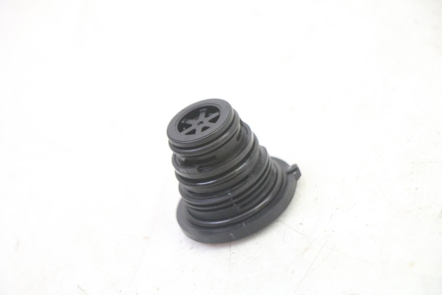 photo de BOUCHON RADIATEUR YAMAHA XMAX X-MAX 125 (2021 - 2025) - Autre angle de vue