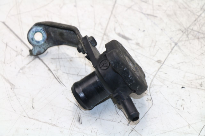 photo de BOUCHON RADIATEUR YAMAHA YP MAJESTY ABS 400 (2007 - 2009) - Gros plan technique