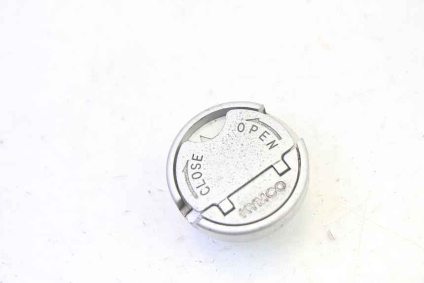 photo de BOUCHON RESERVOIR ESSENCE KYMCO AGILITY NAKED RENOUVO 2T 50 (2011 - 2018) - Zoom état d’usage