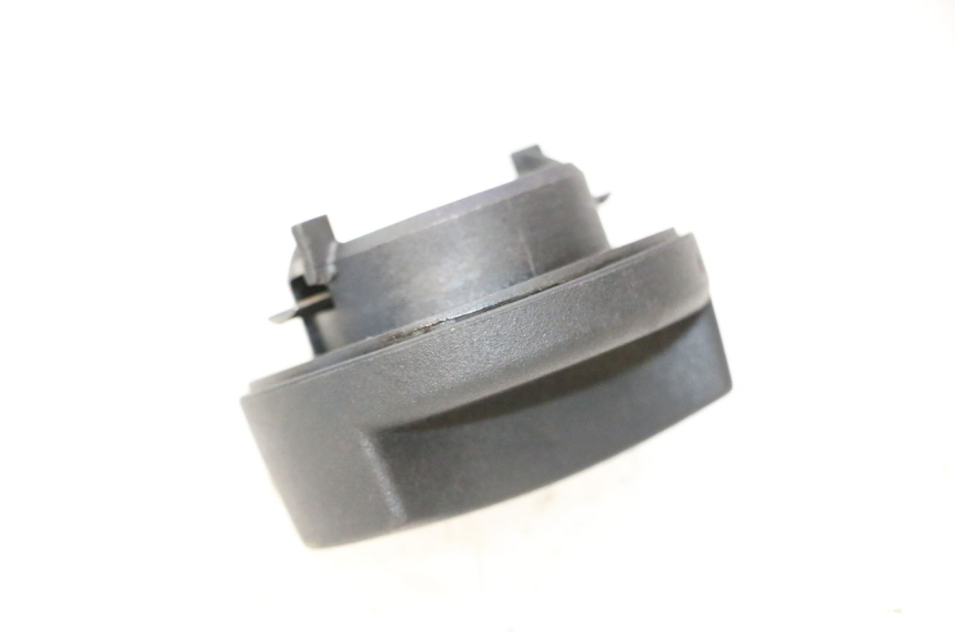 photo de BOUCHON RESERVOIR ESSENCE BMW C1 125 (2000 - 2003) - Vue principale