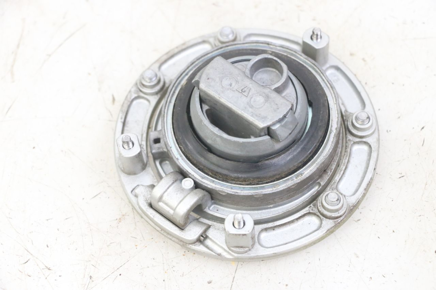 photo de BOUCHON RESERVOIR ESSENCE HONDA CBF 500 (2004 - 2007) - Autre angle de vue