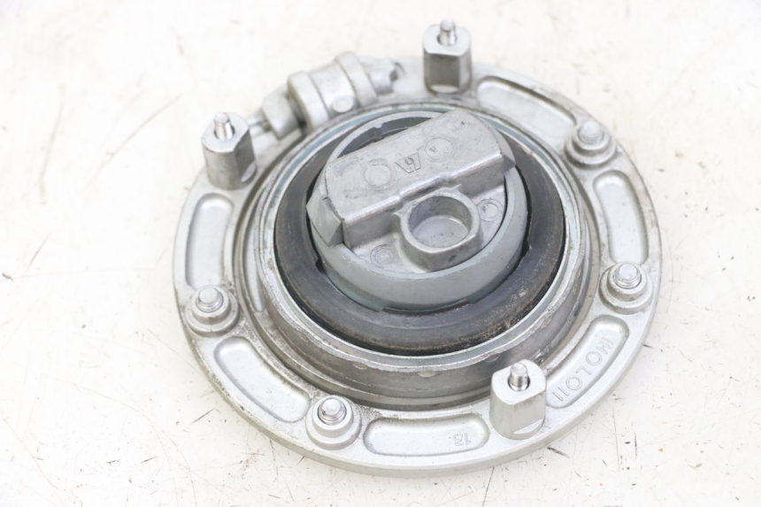 photo de BOUCHON RESERVOIR ESSENCE HONDA CBF 500 (2004 - 2007) - Gros plan technique