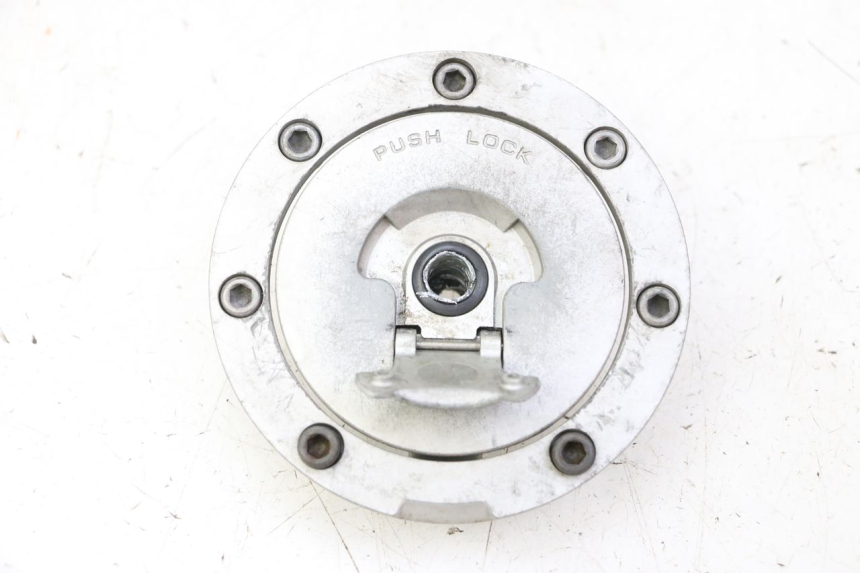 photo de BOUCHON RESERVOIR ESSENCE HONDA CBR F SC25 1000 (1989 - 1992) - Gros plan technique