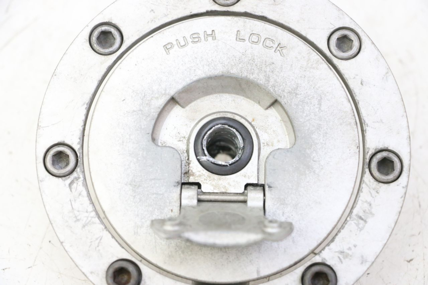 photo de BOUCHON RESERVOIR ESSENCE HONDA CBR F SC25 1000 (1989 - 1992) - Vue d’ensemble