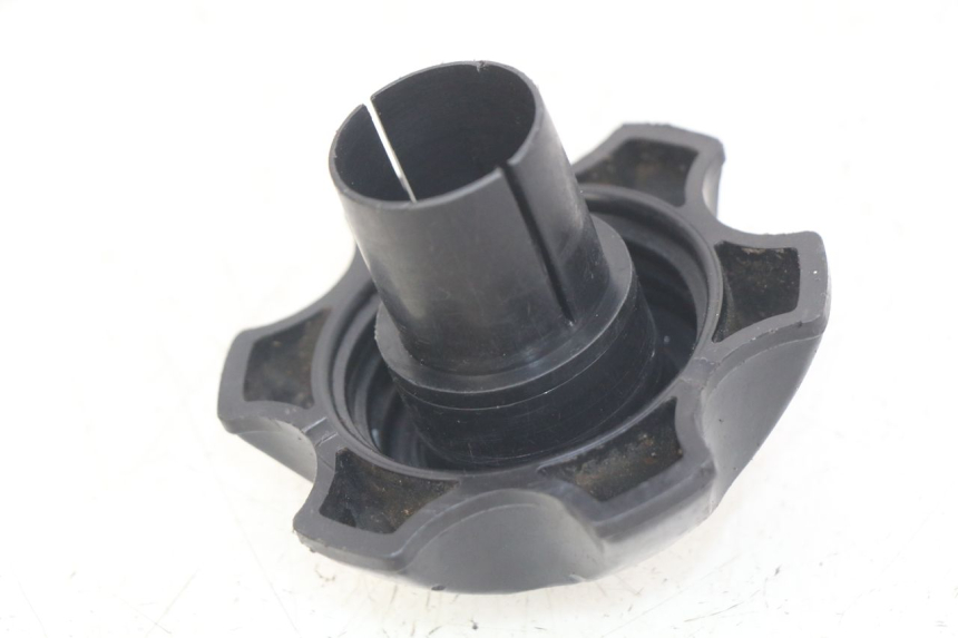 photo de BOUCHON RESERVOIR ESSENCE HONDA CR 80 (2001 - 2003) - Détail de la pièce