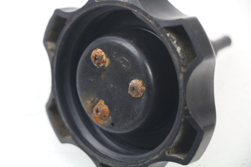 photo de BOUCHON RESERVOIR ESSENCE HONDA CRF CR-F 450 (2001 - 2005) - Détail de la pièce