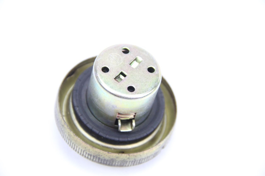 photo de BOUCHON RESERVOIR ESSENCE SYM CROX 4T 50 (2016 - 2023) - Autre angle de vue