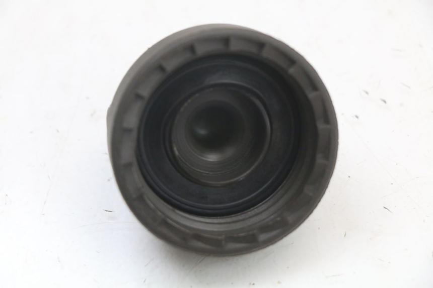 photo de BOUCHON RESERVOIR ESSENCE GILERA DNA 50 (2000 - 2007) - Autre angle de vue