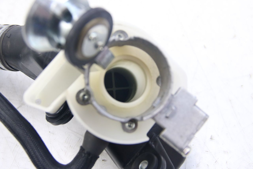 photo de BOUCHON RESERVOIR ESSENCE YAMAHA D'ELIGHT DELIGHT 125 (2017 - 2020) - Autre angle de vue