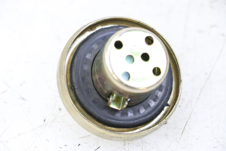 photo de BOUCHON RESERVOIR ESSENCE JM MOTORS EVOLIS 4T 50 (2018 - 2022) - Zoom état d’usage