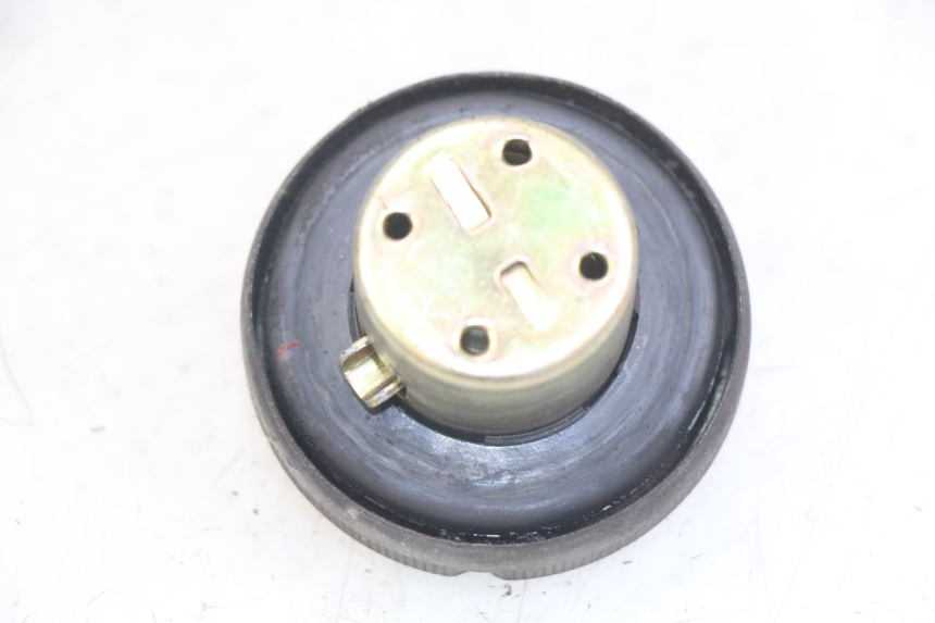 photo de BOUCHON RESERVOIR ESSENCE HONDA FES PANTHEON 2T 125 (1998 - 2002) - Détail de la pièce