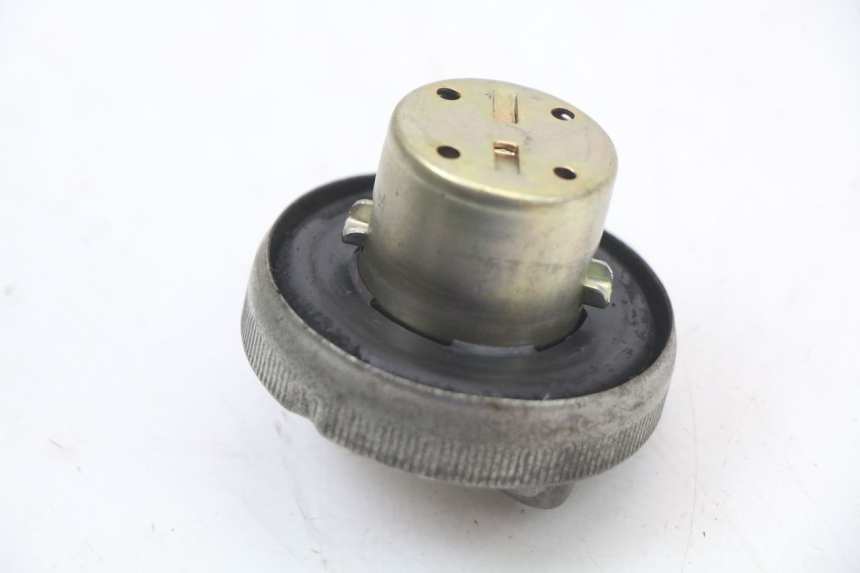 photo de BOUCHON RESERVOIR ESSENCE HONDA FES PANTHEON 2T 125 (1998 - 2002) - Zoom état d’usage