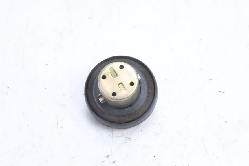 photo de BOUCHON RESERVOIR ESSENCE HONDA FES PANTHEON 2T 125 (1998 - 2002) - Détail de la pièce