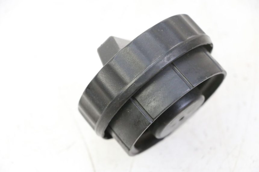 photo de BOUCHON RESERVOIR ESSENCE HONDA FES S-WING SWING ABS 125 (2007 - 2015) - Zoom état d’usage