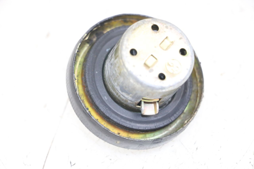 photo de BOUCHON RESERVOIR ESSENCE SYM FIDDLE 2 50 (2008 - 2013) - Autre angle de vue