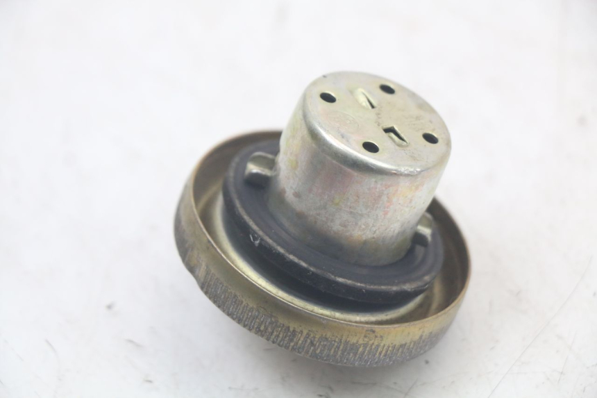 photo de BOUCHON RESERVOIR ESSENCE SYM FIDDLE 2 50 (2008 - 2013) - Autre angle de vue