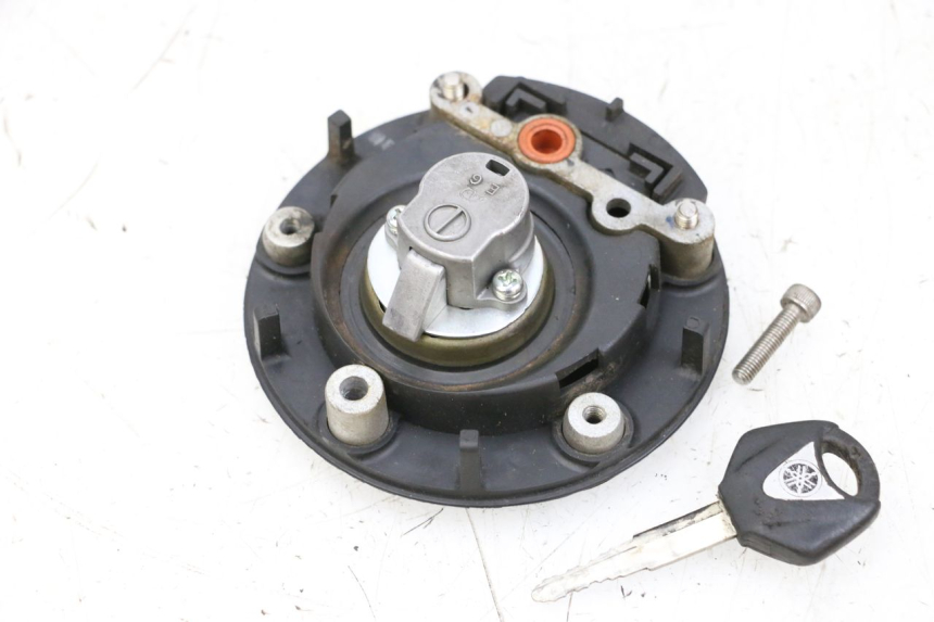 photo de BOUCHON RESERVOIR ESSENCE YAMAHA FJR ABS 1300 (2006 - 2012) - Autre angle de vue