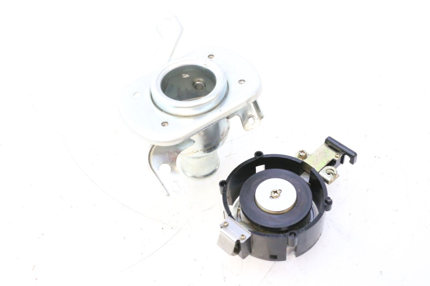 photo de BOUCHON RESERVOIR ESSENCE KYMCO GRAND DINK 125 (2008 - 2014) - Autre angle de vue