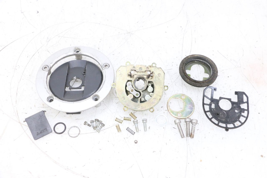 photo de BOUCHON RESERVOIR ESSENCE SUZUKI GSXR GSX-R 1000 (2003 - 2004) - Détails caractéristiques