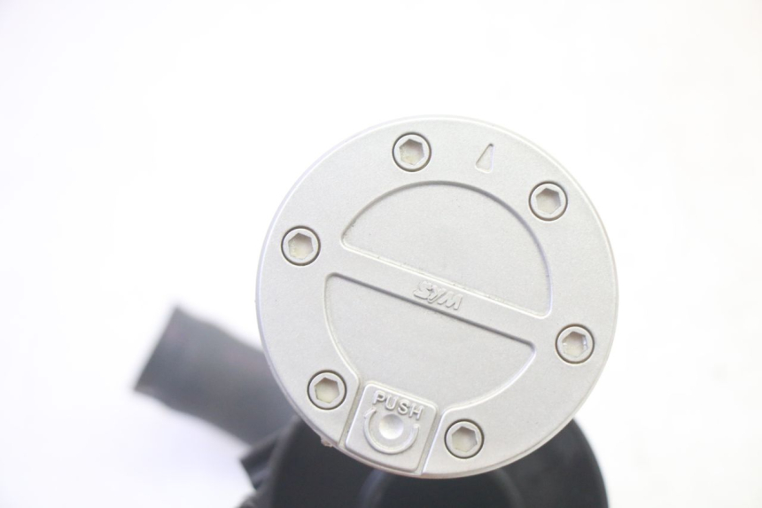 photo de BOUCHON RESERVOIR ESSENCE SYM GTS EVO 125 (2009 - 2013) - Zoom état d’usage