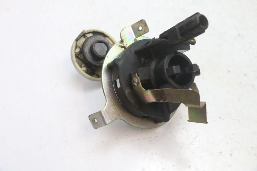 photo de BOUCHON RESERVOIR ESSENCE SYM GTS EVO 125 (2009 - 2013) - Gros plan technique