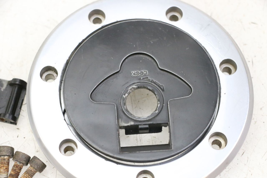 photo de BOUCHON RESERVOIR ESSENCE KAWASAKI ZR7 ZR-7 S 750 (1999 - 2004) - Gros plan technique