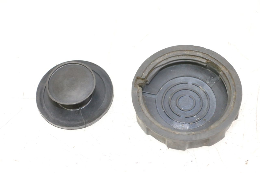 photo de BOUCHON RESERVOIR ESSENCE PEUGEOT KISBEE 2T 50 (2010 - 2017) - Zoom état d’usage