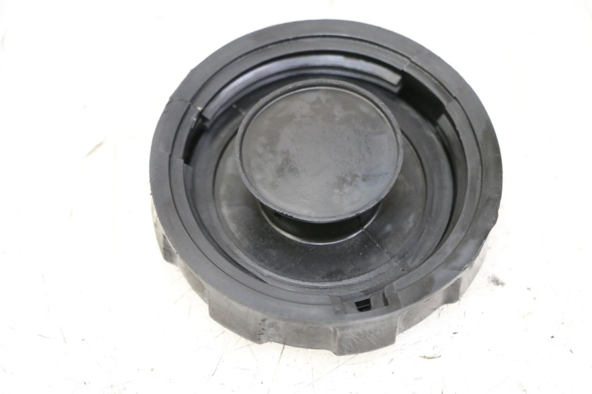 photo de BOUCHON RESERVOIR ESSENCE PEUGEOT KISBEE 4T 50 (2010 - 2017) - Détail de la pièce
