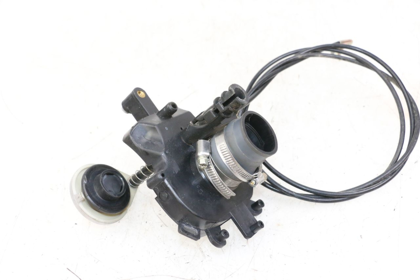 photo de BOUCHON RESERVOIR ESSENCE SYM MIO 50 (2011 - 2017) - Autre angle de vue