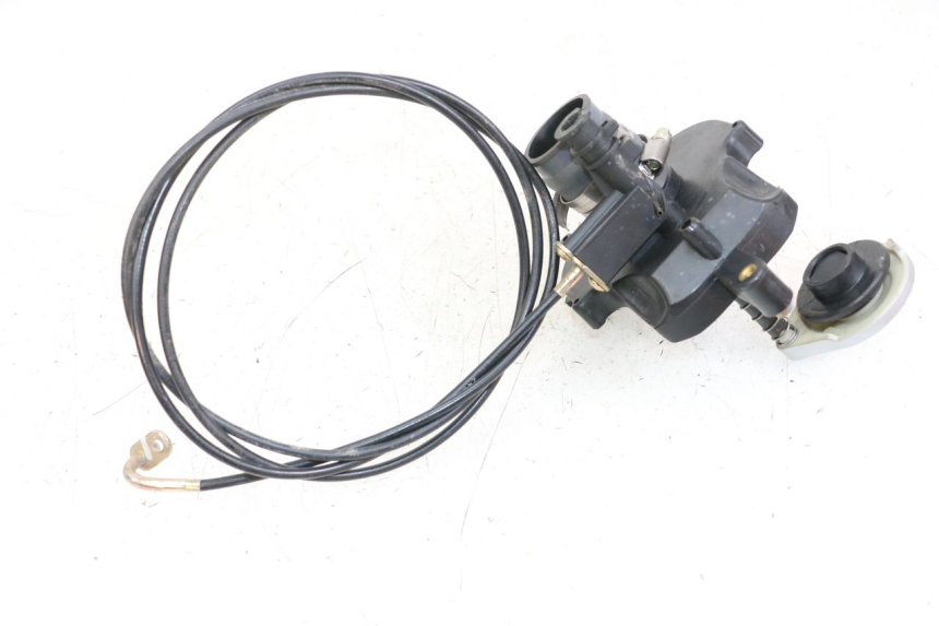 photo de BOUCHON RESERVOIR ESSENCE SYM MIO 50 (2011 - 2017) - Gros plan technique