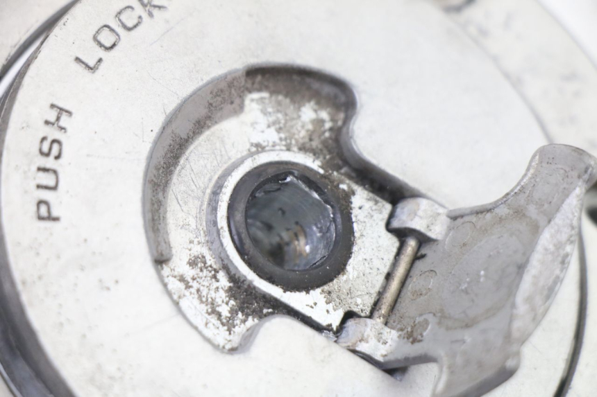 photo de BOUCHON RESERVOIR ESSENCE HONDA NTV DEAUVILLE ABS 700 (2007 - 2016) - Zoom état d’usage