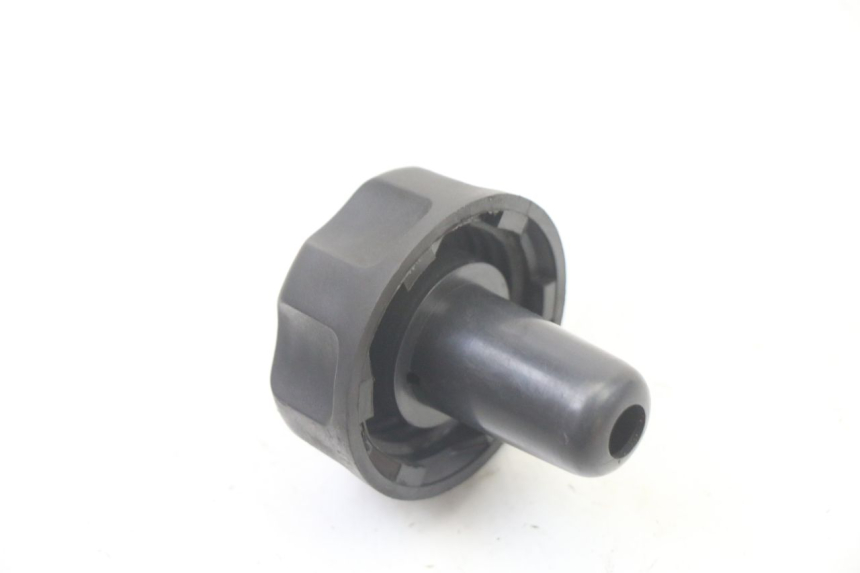 photo de BOUCHON RESERVOIR ESSENCE MBK OVETTO 4T 50 (2008 - 2016) - Autre angle de vue