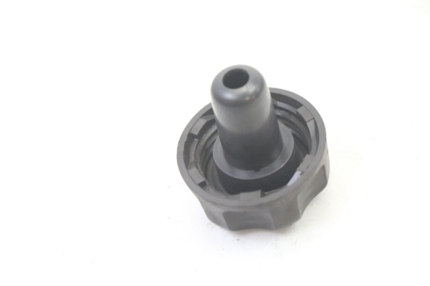 photo de BOUCHON RESERVOIR ESSENCE MBK OVETTO 4T 50 (2008 - 2016) - Gros plan technique