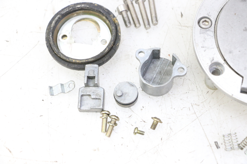 photo de BOUCHON RESERVOIR ESSENCE MAG POWER R-STREET 50 (2016 - 2025) - Détail de la pièce