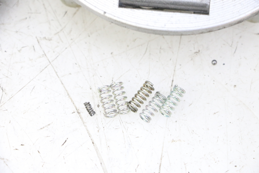 photo de BOUCHON RESERVOIR ESSENCE MAG POWER R-STREET 50 (2016 - 2025) - Zoom état d’usage