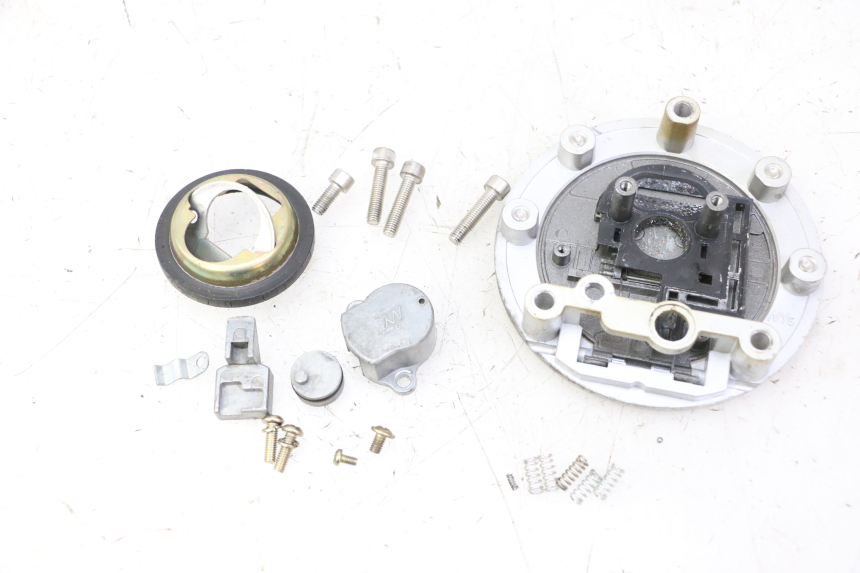 photo de BOUCHON RESERVOIR ESSENCE MAG POWER R-STREET 50 (2016 - 2025) - Autre angle de vue