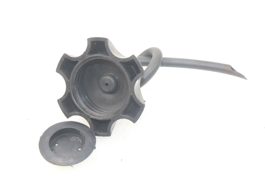 photo de BOUCHON RESERVOIR ESSENCE APOLLO RXF 125 - Détail de la pièce