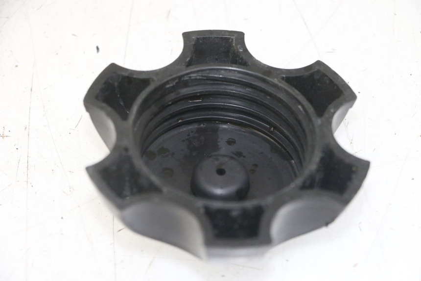 photo de BOUCHON RESERVOIR ESSENCE APOLLO RXF 125 - Détail de la pièce