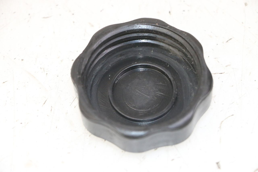 photo de BOUCHON RESERVOIR ESSENCE APRILIA SCARABEO GT TOURING 125 (1999 - 2005) - Détail de la pièce