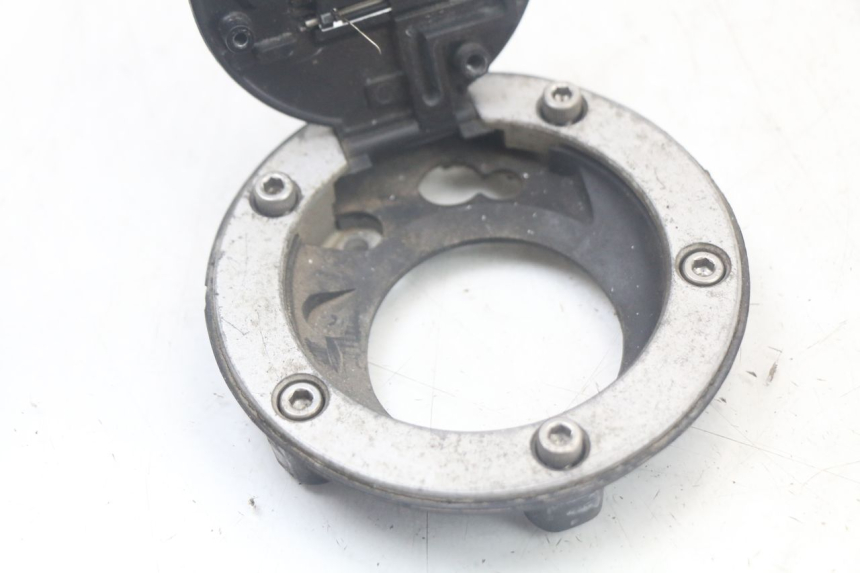 photo de BOUCHON RESERVOIR ESSENCE TRIUMPH SPEED TRIPLE T301 900 (1994 - 1996) - Gros plan technique