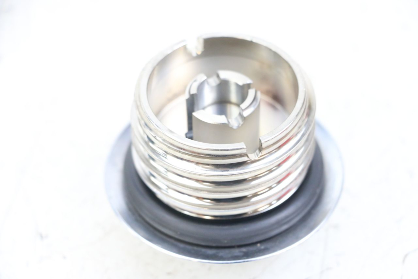 photo de BOUCHON RESERVOIR ESSENCE HARLEY DAVIDSON SPORTSTER XL CUSTOM 1200 (2003 - 2004) - Zoom état d’usage