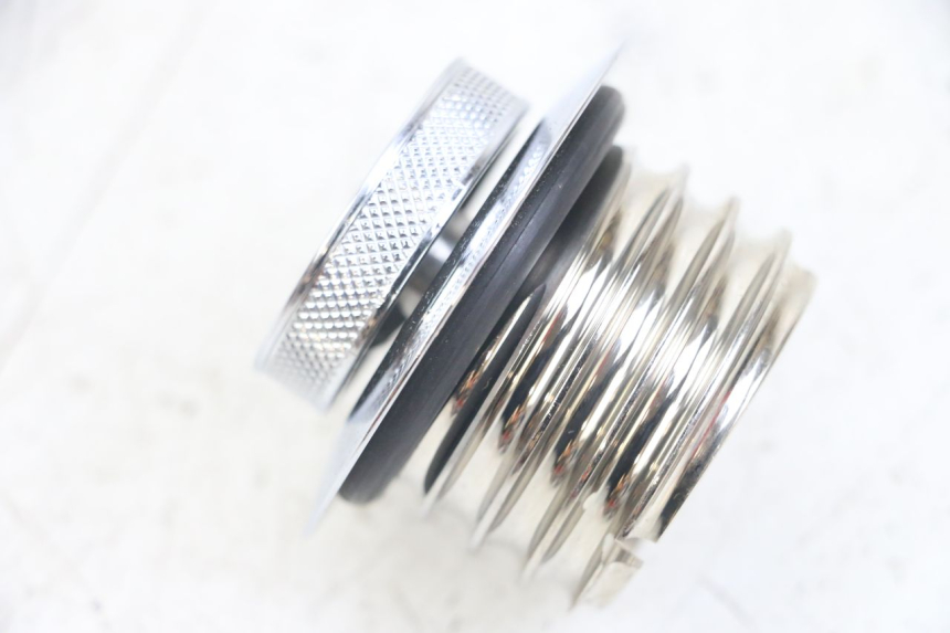 photo de BOUCHON RESERVOIR ESSENCE HARLEY DAVIDSON SPORTSTER XL CUSTOM 1200 (2003 - 2004) - Autre angle de vue