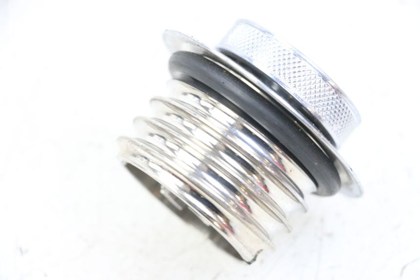 photo de BOUCHON RESERVOIR ESSENCE HARLEY DAVIDSON SPORTSTER XL CUSTOM 1200 (2003 - 2004) - Gros plan technique