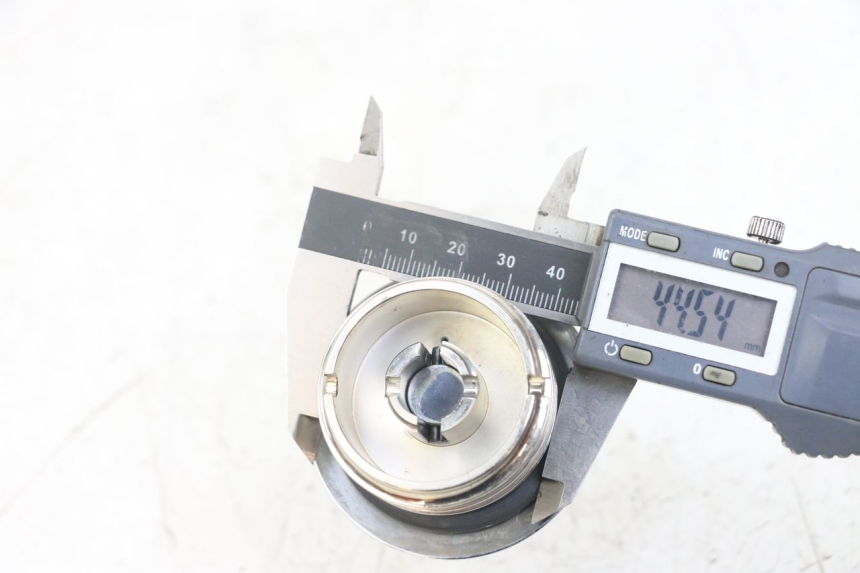 photo de BOUCHON RESERVOIR ESSENCE HARLEY DAVIDSON SPORTSTER XL CUSTOM 1200 (2003 - 2004) - Marquages et références